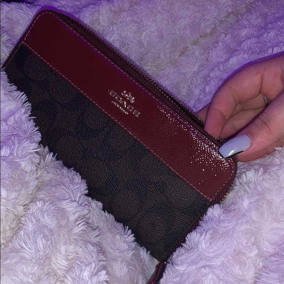 **100% AUTHENTIC** Red acordian zip Coach wallet - Picture 2 of 7